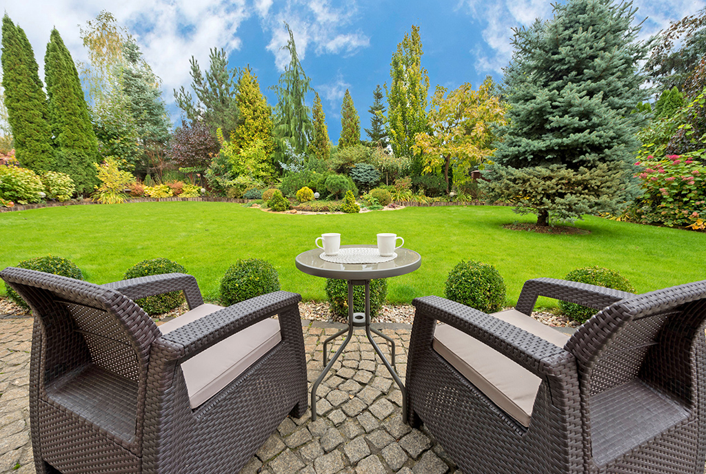 przepiękny widok rozpościerający się z tarasu luksusowej willi do sprzedaży Warszawa (okolice)