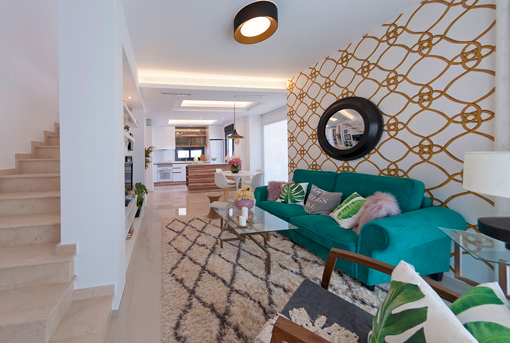 fragment holu i salonu w ekskluzywnej willi do sprzedaży Hiszpania (Ciudad Quesad)