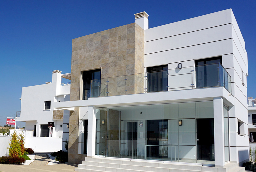 widok od strony ogrodu i bsenu na ekskluzywną willę do sprzedaży Hiszpania (Ciudad Quesad)