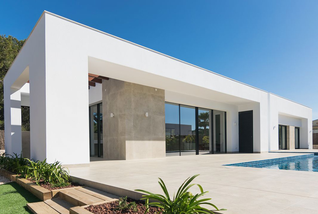 widok od strony basenu na luksusową willę do sprzedaży Hiszpania (Jave)