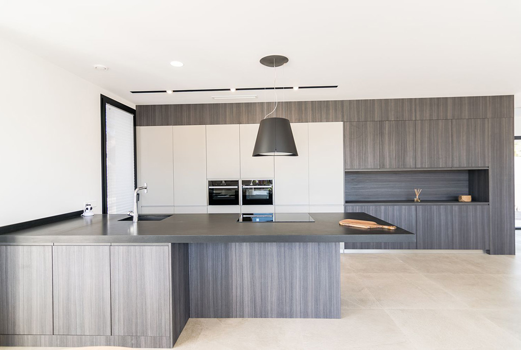 nowoczesna zabudowa kuchni w luksusowej willi na sprzedaż Hiszpania (Jave)