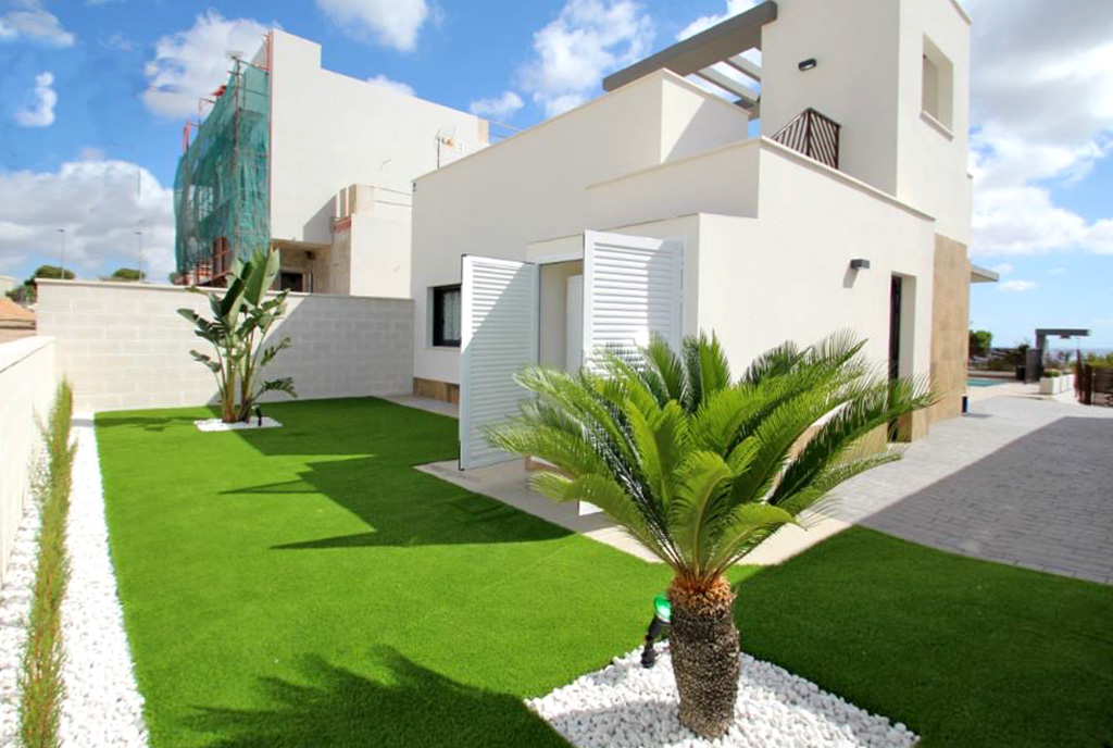 widok od strony ogrodu na ekskluzywną willę do sprzedaży Hiszpania (San Miguel De Las Salina)