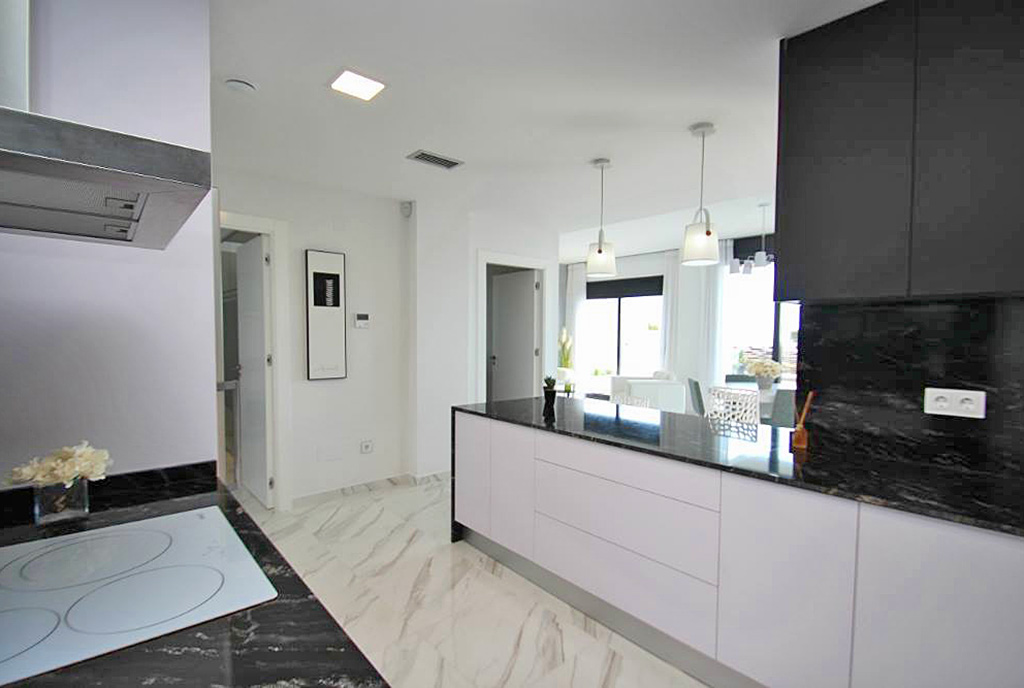 komfortowo urządzona kuchnia w luksusowej willi na sprzedaż Hiszpania (San Miguel De Las Salina)