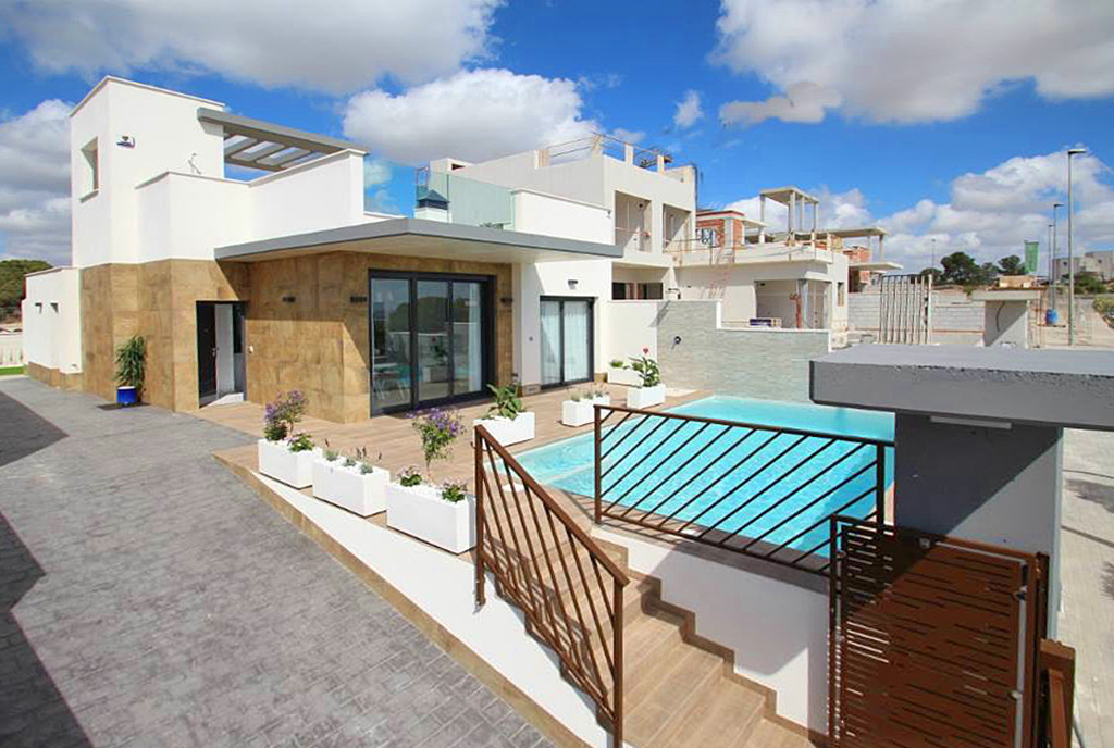 zdjęcie pokazujące duży basen przy ekskluzywnej willi do sprzedaży Hiszpania (San Miguel De Las Salina)