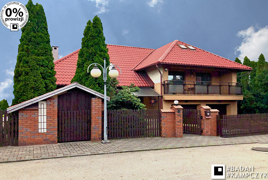 widok od strony ulicy na front luksusowej willi do sprzedaży Katowice (okolice)