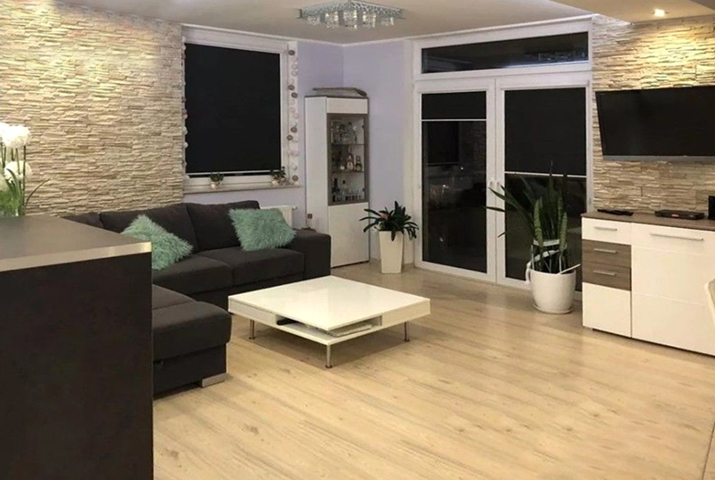 widok z innej perspektywy na luksusowy salon w ekskluzywnym apartamencie na sprzedaż Gdańsk