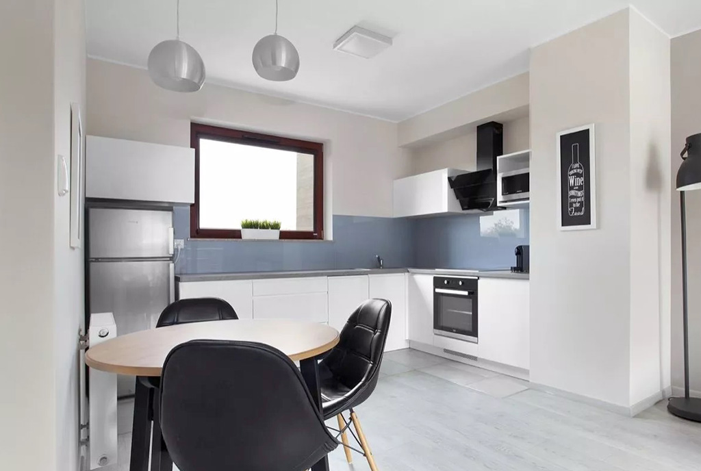 jadalnia na pierwszym planie, w oddali kuchnia w luksusowym apartamencie na sprzedaż Gdańsk