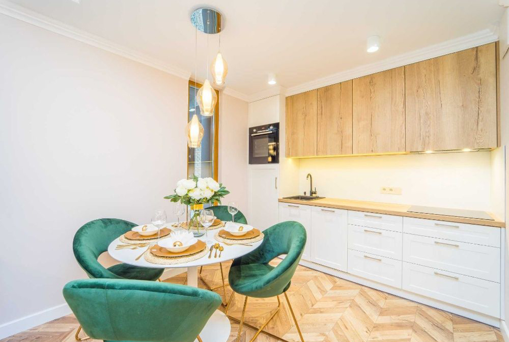 na pierwszym planie jadalnia w luksusowym apartamencie do sprzedaży Gdańsk