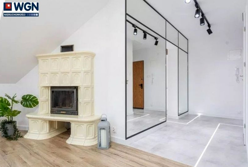 zbliżenie na kominek w salonie luksusowego apartamentu na sprzedaż Gdynia