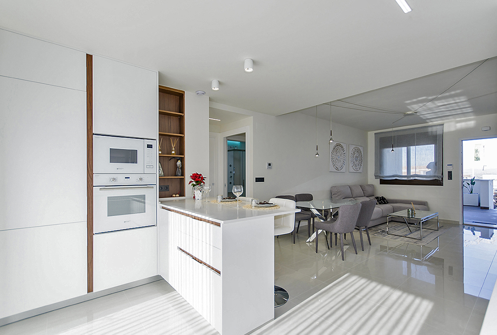 widok na komfortowe wnętrze luksusowego apartamentu do sprzedaży Hiszpania (Torreviej)