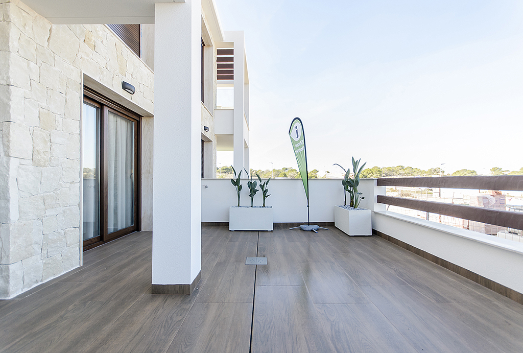 przestronny, widokowy taras przy ekskluzywnym apartamencie do sprzedaży Hiszpania (Torreviej)