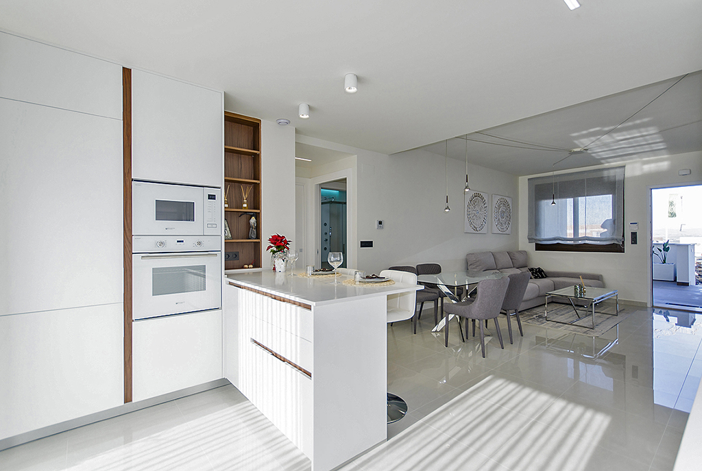 utrzymane w bieli wnętrze ekskluzywnego apartamentu do sprzedaży Hiszpania (Torreviej)