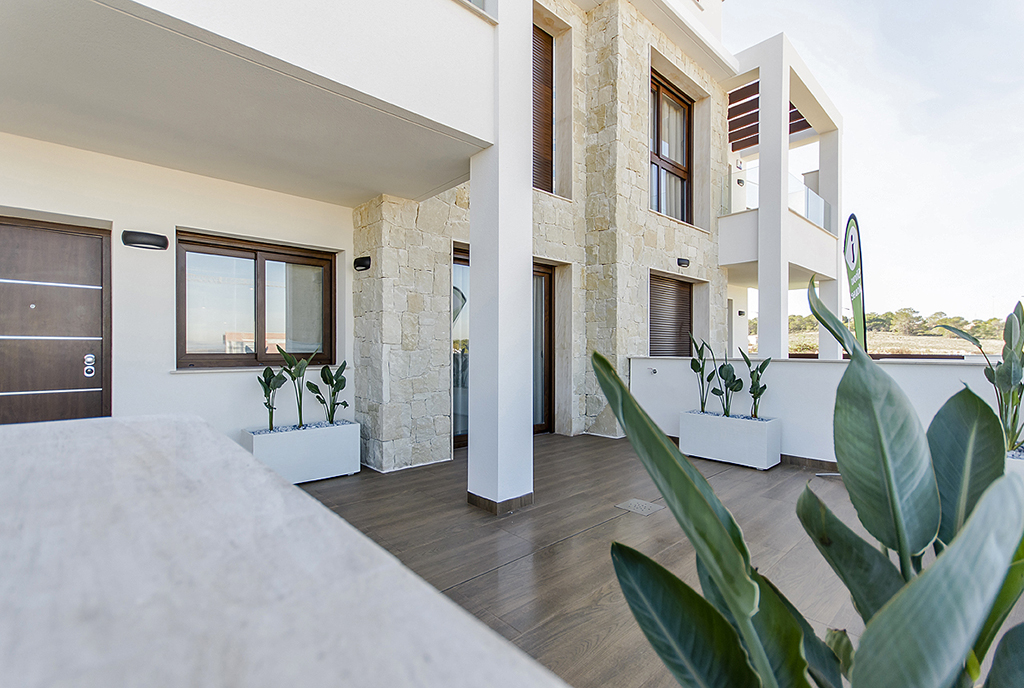 przestronny, ogromny taras przy luksusowym apartamencie na sprzedaż Hiszpania (Torreviej)