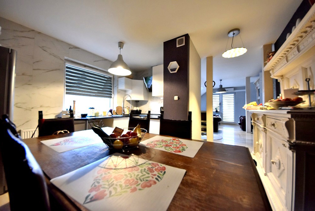 na pierwszym planie jadalnia w ekskluzywnym apartamencie na sprzedaż Inowrocław