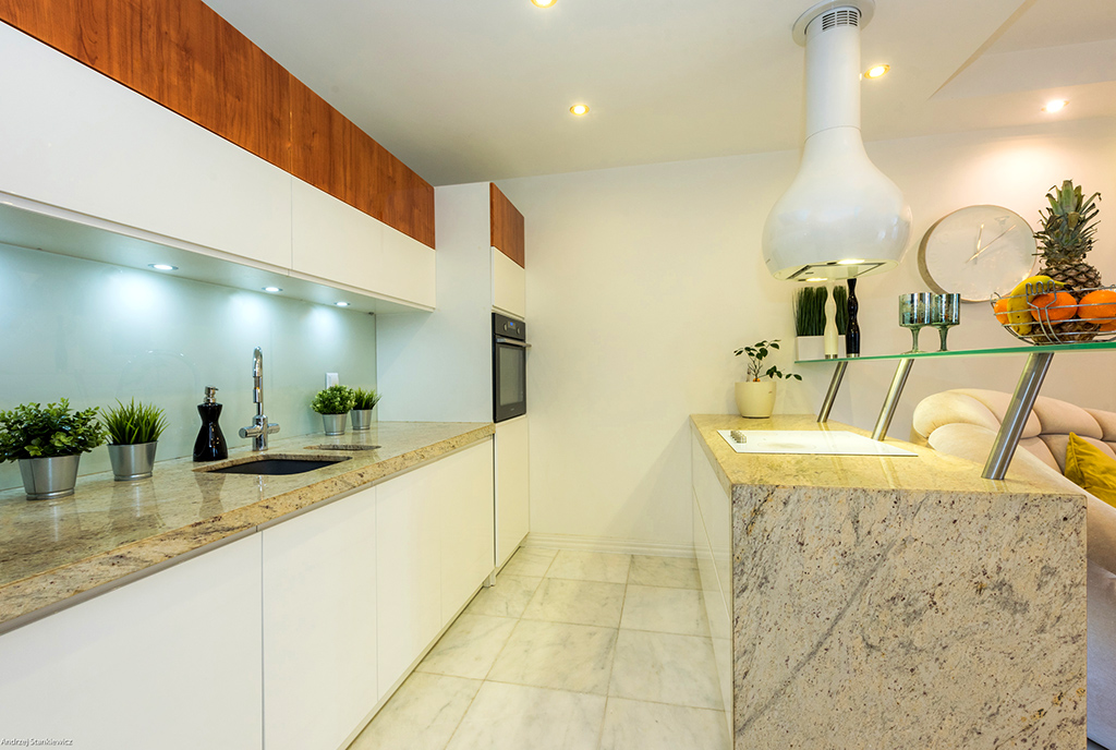 kuchnia w nowoczesnej zabudowie w luksusowym apartamencie do sprzedaży Warszawa