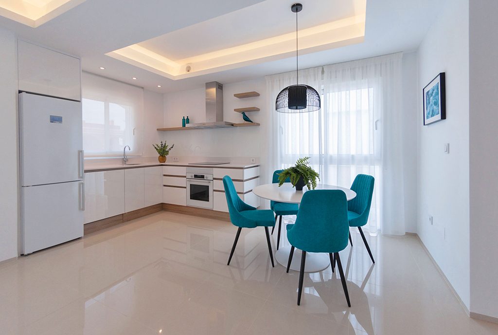 widok z salonu na aneks kuchenny i jadalnię w ekskluzywnym apartamencie do sprzedaży Hiszpania (Ciudad Quesad)