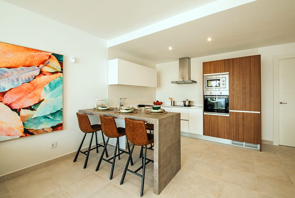 widok z salonu na aneks kuchenny w ekskluzywnym apartamencie do sprzedaży Hiszpania (Pilar De La Horadad)