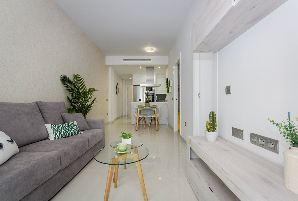 na pierwszym planie salon w ekskluzywnym apartamencie na sprzedaż Hiszpania (Torreviej)