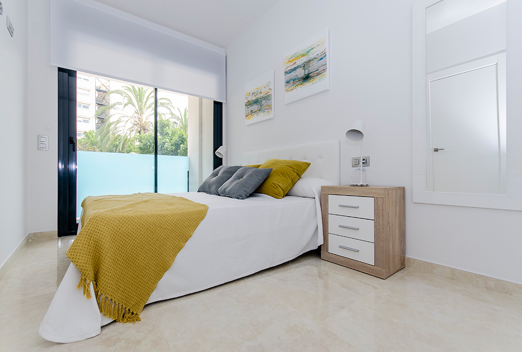 kameralna, elegancka sypialnia w luksusowym apartamencie do sprzedaży Hiszpania (Torreviej)