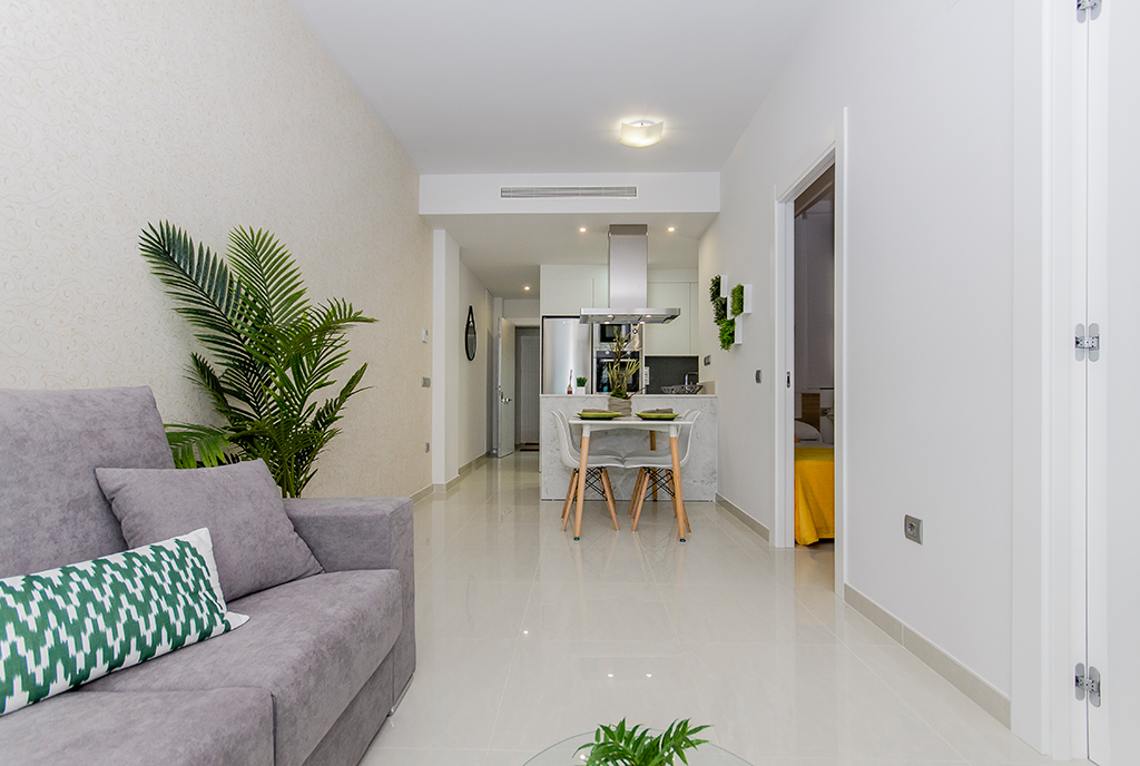 na zdjęciu przestronny hol w luksusowym apartamencie na sprzedaż Hiszpania (Torreviej)