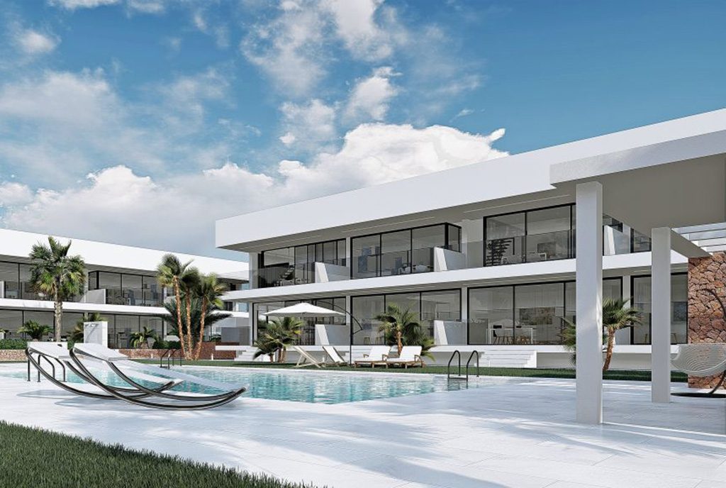 widok od strony basenu na ekskluzywny apartamentowiec, w którym znajduje się oferowany na sprzedaż luksusowy apartament Mar de Cristal (Hiszpania)