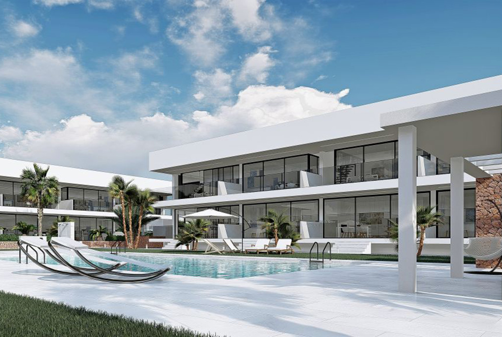 widok od strony basenu na ekskluzywny apartamentowiec, w którym znajduje się oferowany na sprzedaż luksusowy apartament Mar de Cristal (Hiszpania)