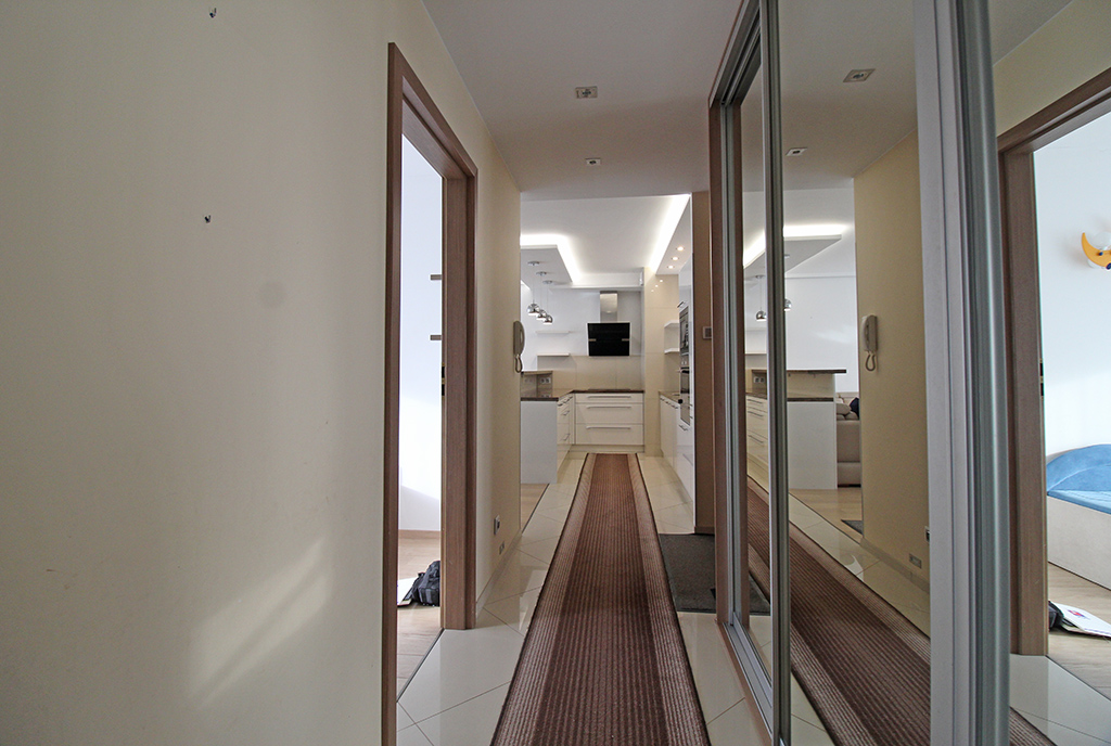 przestronny hall w luksusowym apartamencie na wynajem Kraków