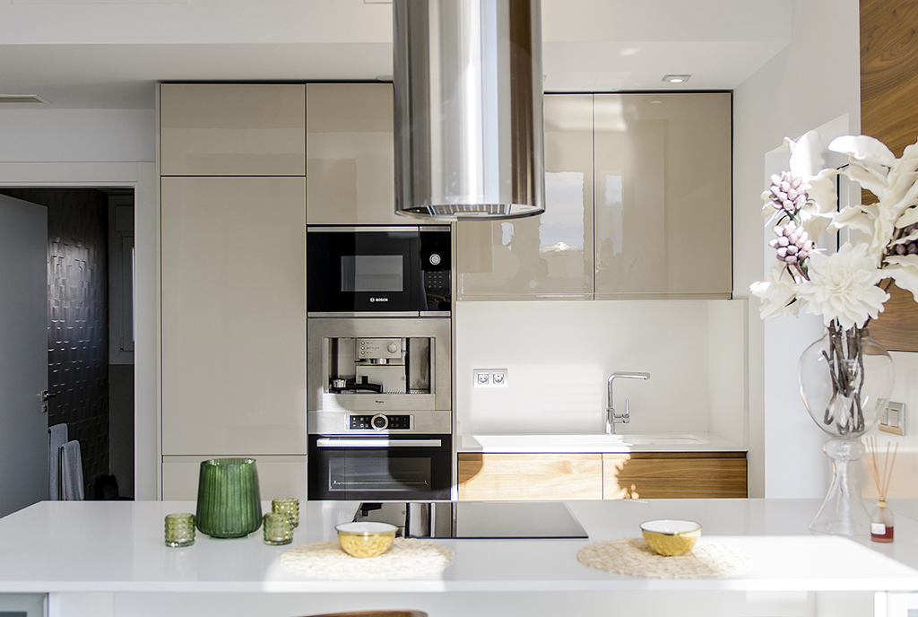 nowocześnie umeblowana kuchnia w luksusowej willi na sprzedaż Hiszpania (Ciudad Quesad)