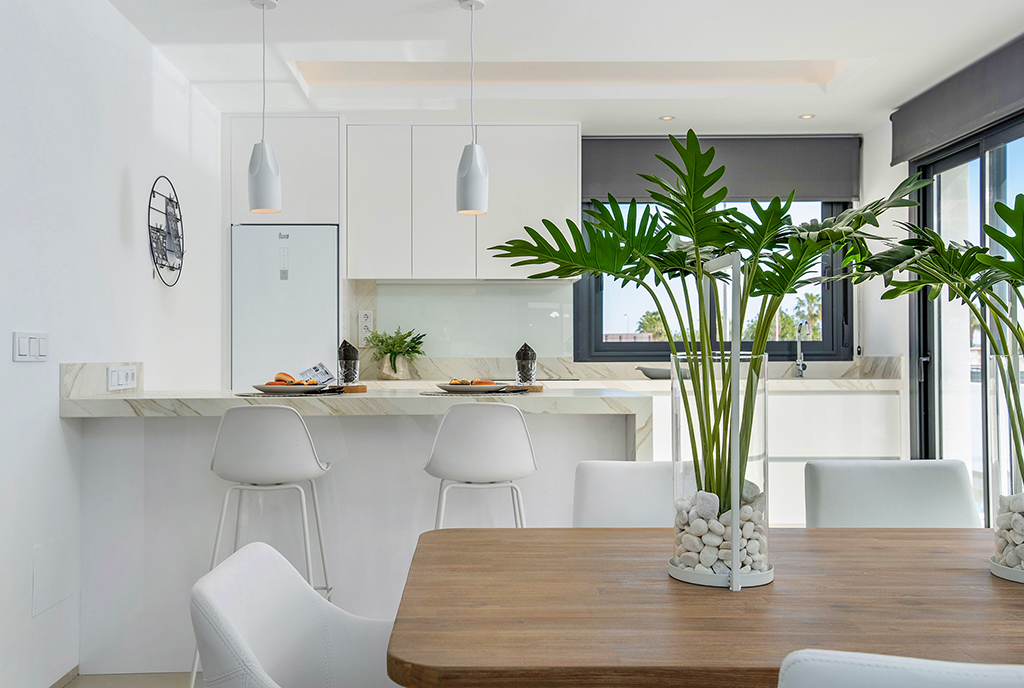 jadalnia oraz kuchnia w luksusowej willi na sprzedaż Hiszpania (Ciudad Quesad)