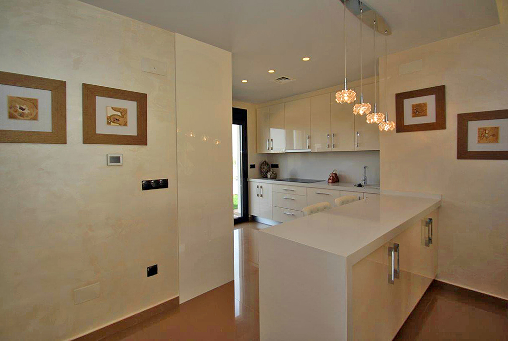 nowocześnie urządzona kuchnia w luksusowej willi na sprzedaż Hiszpania (San Miguel De Las Salina)