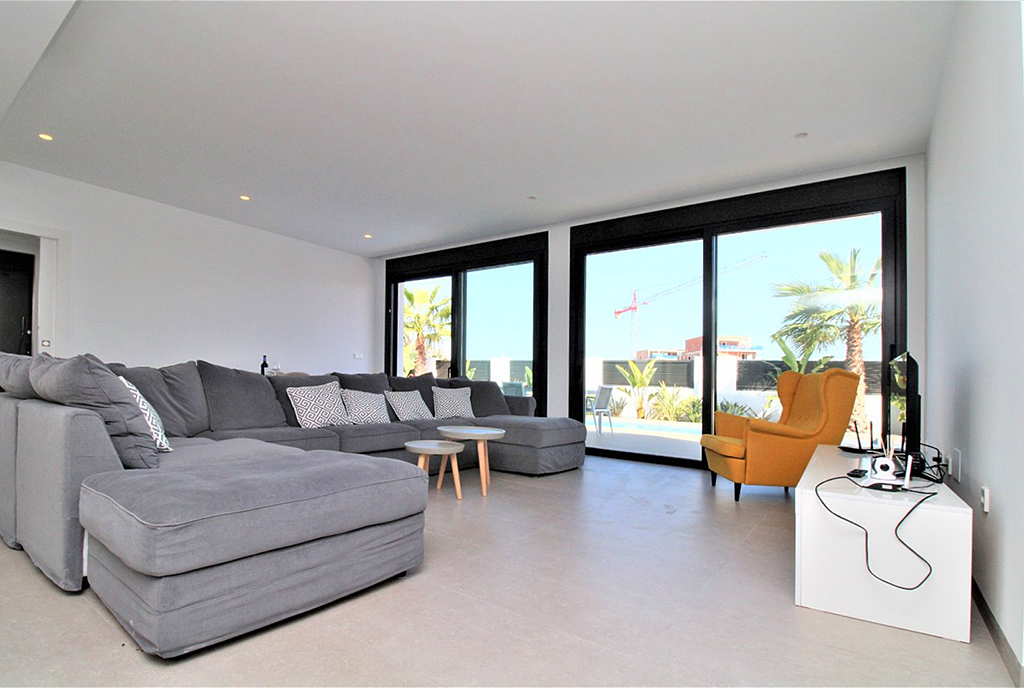 komfortowy i przestronny salon w luksusowej willi na sprzedaż Hiszpania (Santiago De La Riber)