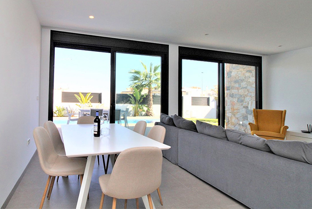 po lewej jadalnia, po prawej salon w ekskluzywnej willi do sprzedaży Hiszpania (Santiago De La Riber)