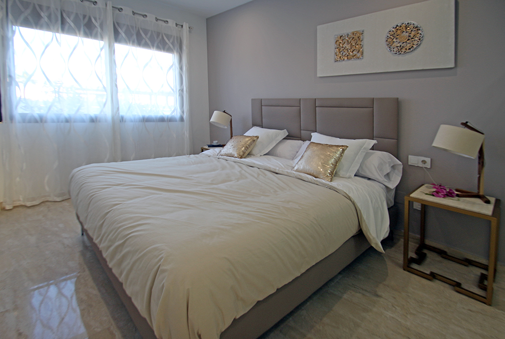prywatna, elegancka sypialnia w ekskluzywnym apartamencie do sprzedaży Hiszpania (Lorca)
