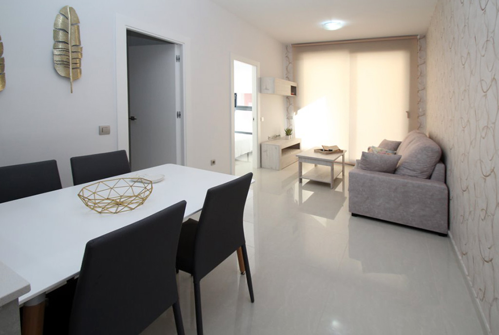 fragment jadalni i salonu w luksusowym apartamencie do sprzedaży Hiszpania (Torreviej)