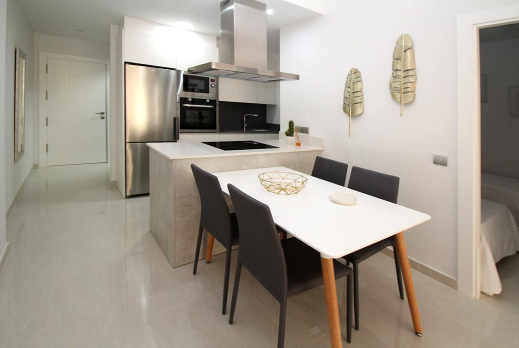 widok z salonu na luksusowy salon w ekskluzywnym apartamencie na sprzedaż Hiszpania (Torreviej)