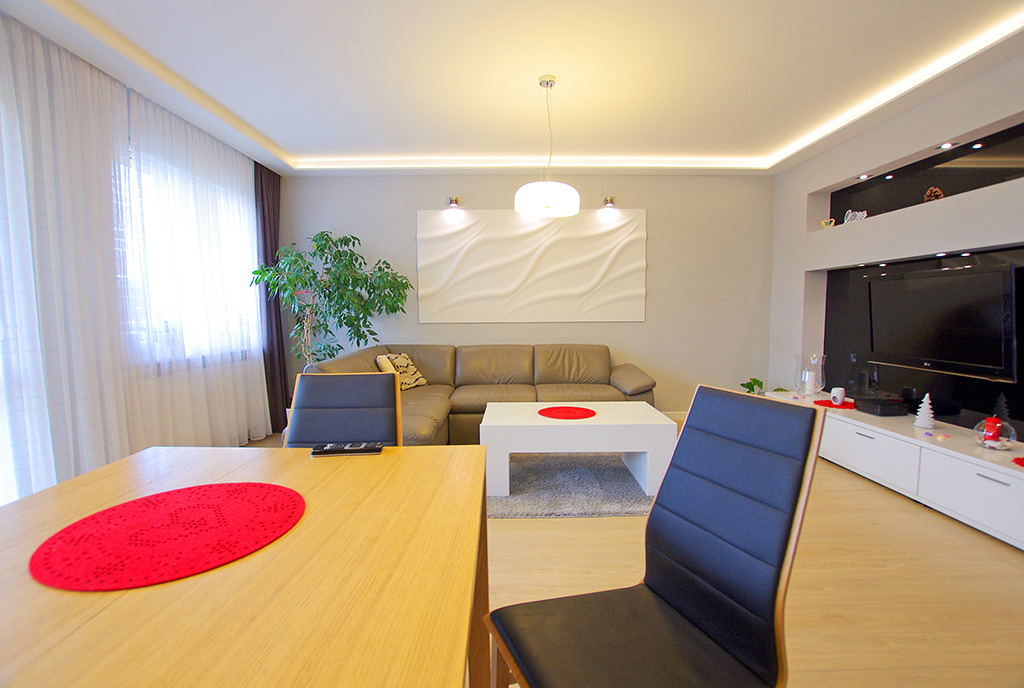 na pierwszym planie jadalnia, w oddali salon w luksusowym apartamencie do sprzedaży Legnica (okolice)