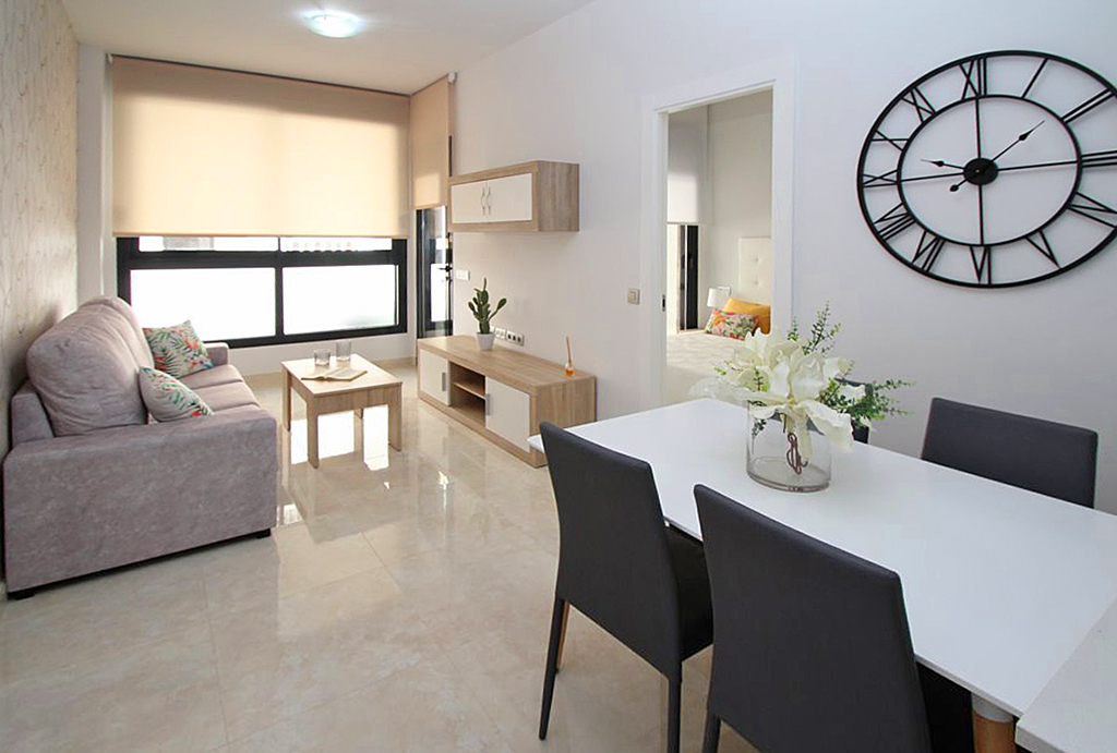 widok od strony jadalni na salon w ekskluzywnym apartamencie do sprzedaży Torreviej (Hiszpania)