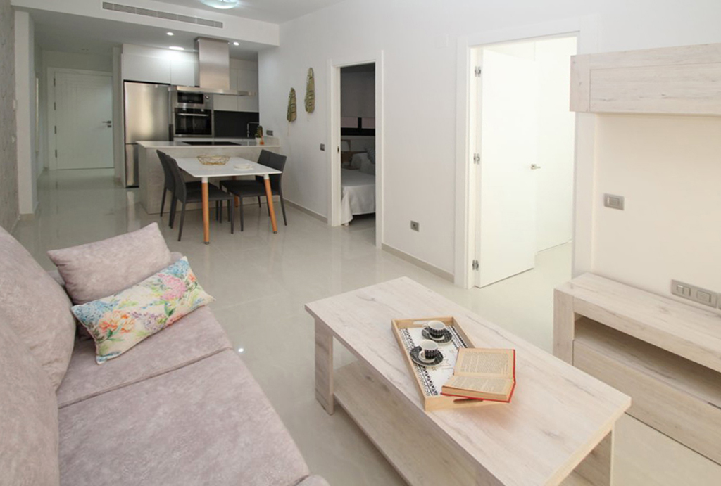 na pierwszym planie salon w luksusowym apartamencie na sprzedaż Torreviej (Hiszpania)