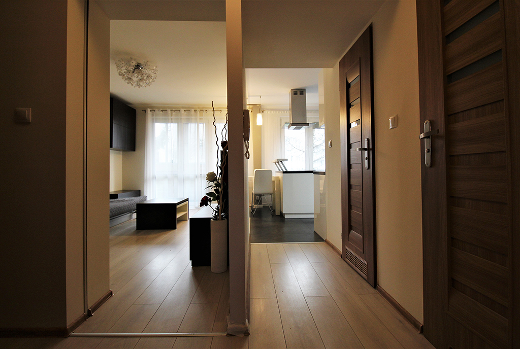 przedpokój z wejściami do poszczególnych pokoi w ekskluzywnym apartamencie na wynajem Kraków