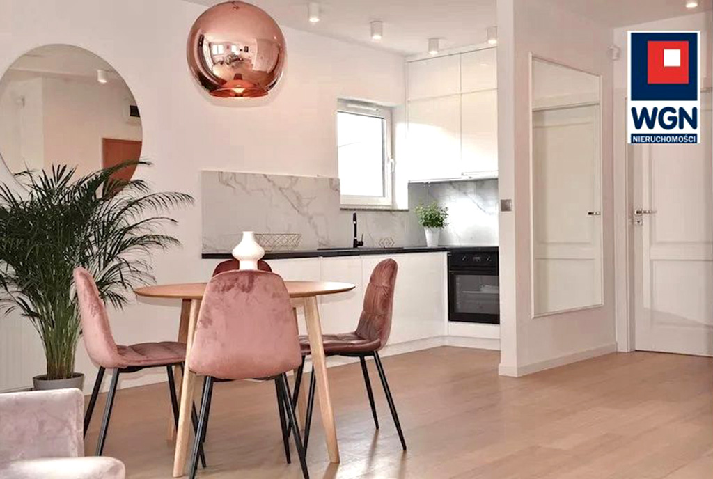 widok na jadalnię oraz aneks kuchenny w luksusowym apartamencie na sprzedaż Gdynia