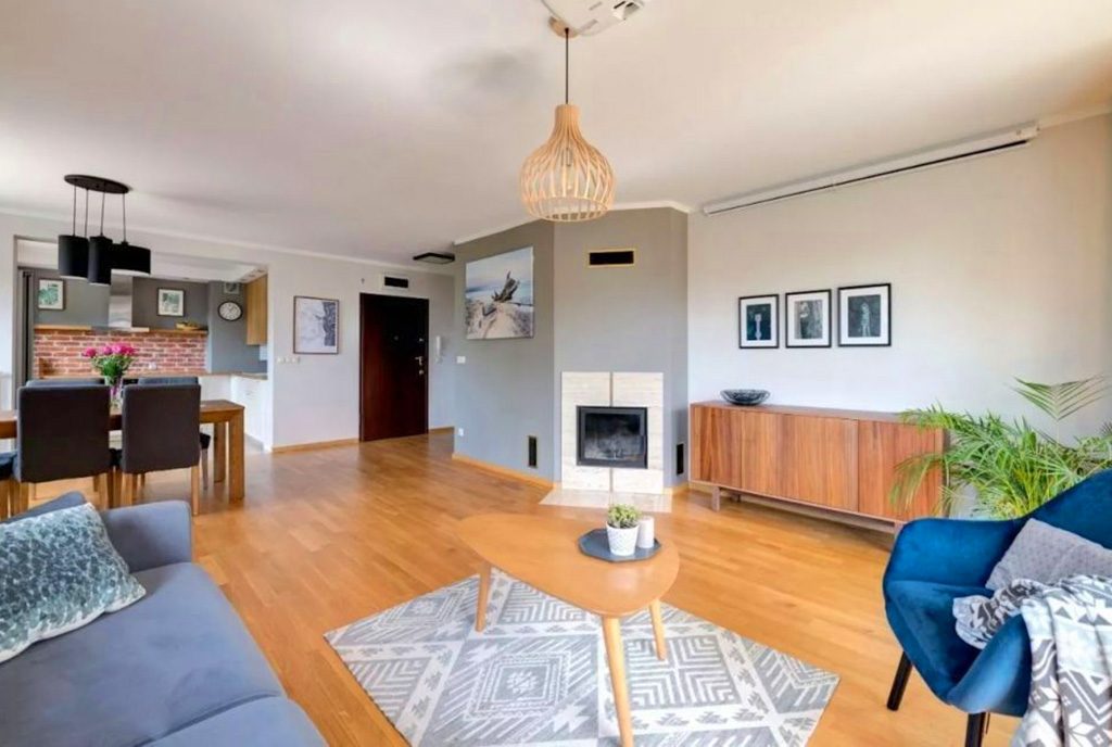 stylowy salon z kominkiem w ekskluzywnym apartamencie do sprzedaży Gdynia