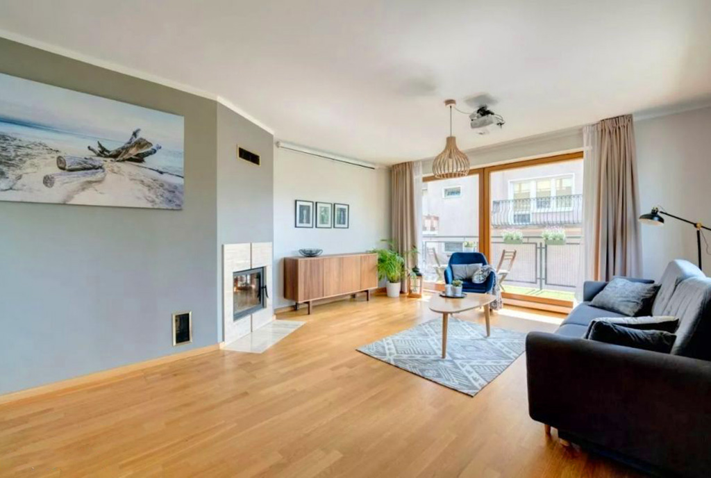 widok na salon oraz taras przy luksusowym apartamencie na sprzedaż Gdynia