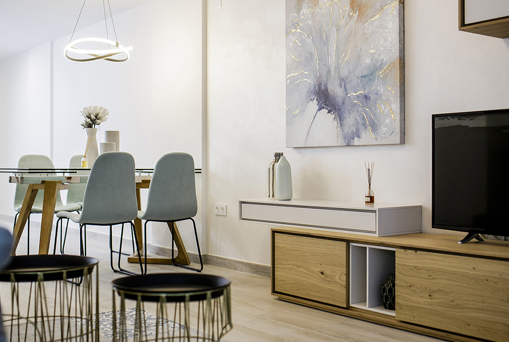 fragment stylowego pokoju dziennego w luksusowym apartamencie do sprzedaży Hiszpania (Orihuel)