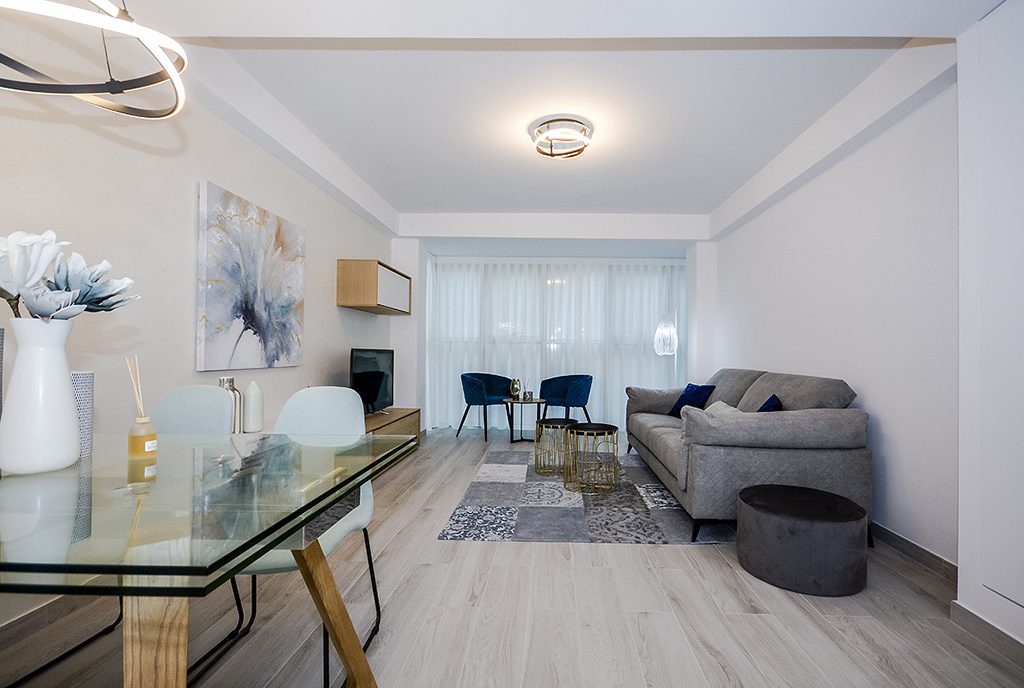 komfortowe wnętrze salonu w luksusowym apartamencie do sprzedaży Hiszpania (Orihuel)