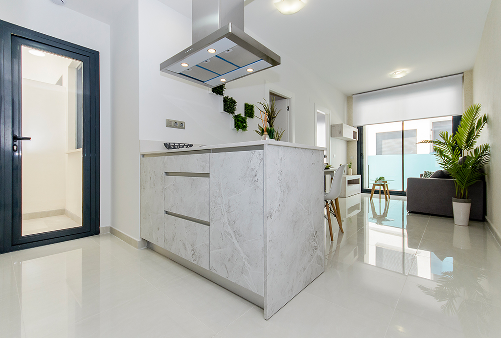 widok na kuchnię w luksusowym apartamencie do sprzedaży Hiszpania (Torreviej)