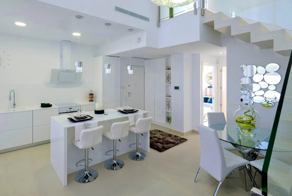 na pierwszym planie jadalnia, w oddali salon w luksusowej willi na sprzedaż Hiszpania (Torreviej)