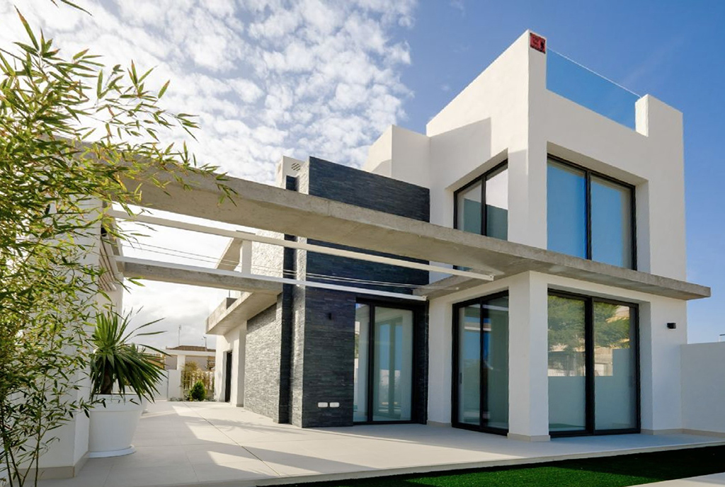 okazała, przeszklona bryła ekskluzywnej willi do sprzedaży Hiszpania (Torreviej)