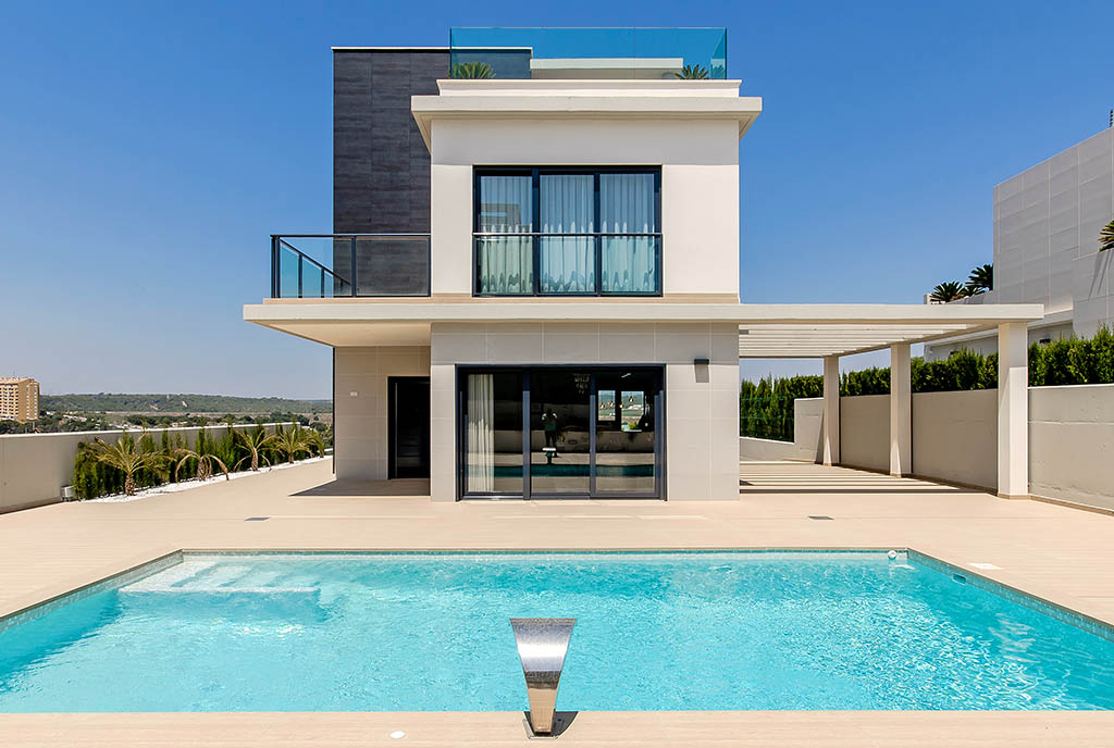 widok od strony basenu na luksusową rezydencję do sprzedaży Hiszpania (Campoamo)