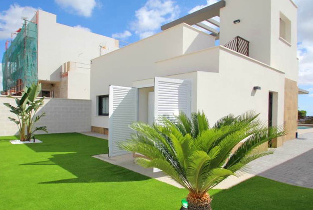 widok od strony ogrodu na luksusową rezydencję do sprzedaży Orihuela Cost (Hiszpania)