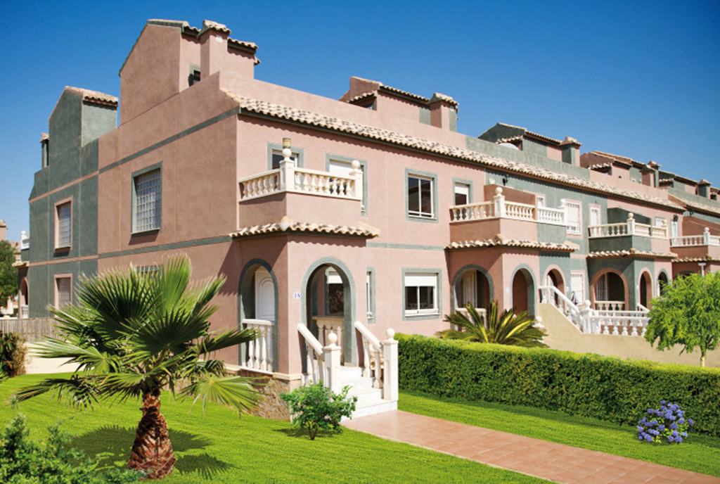 widok od strony ogrodu na ekskluzywną willę do sprsedaży Hiszpania (Las Balsicas)